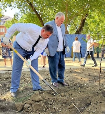 0509 высадка деревьев.